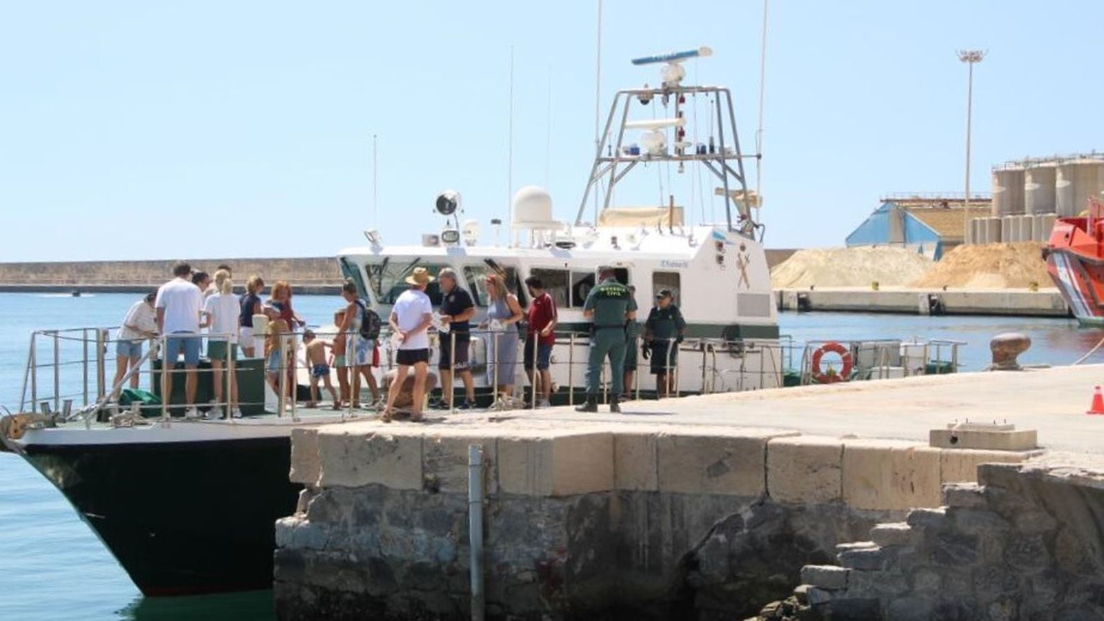 Muchos han aprovechado para conocer el barco de Servicio Marítimo de la Guardia Civil