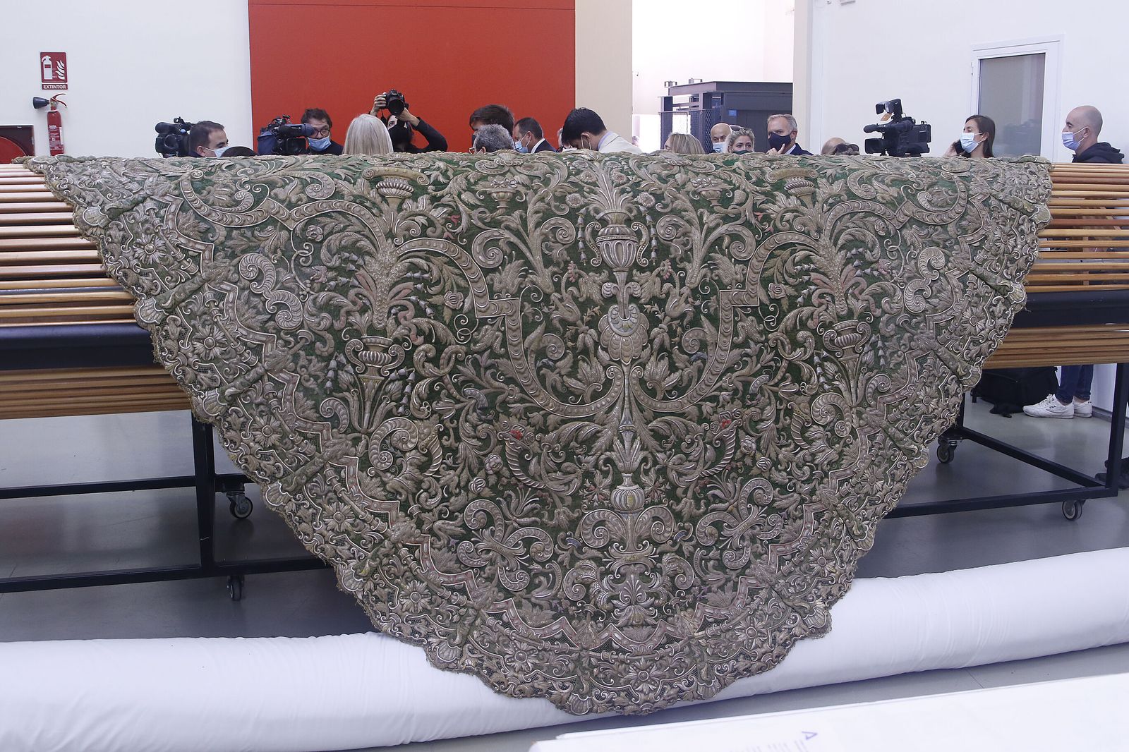 El manto de coronación de la Macarena en el IPHA.