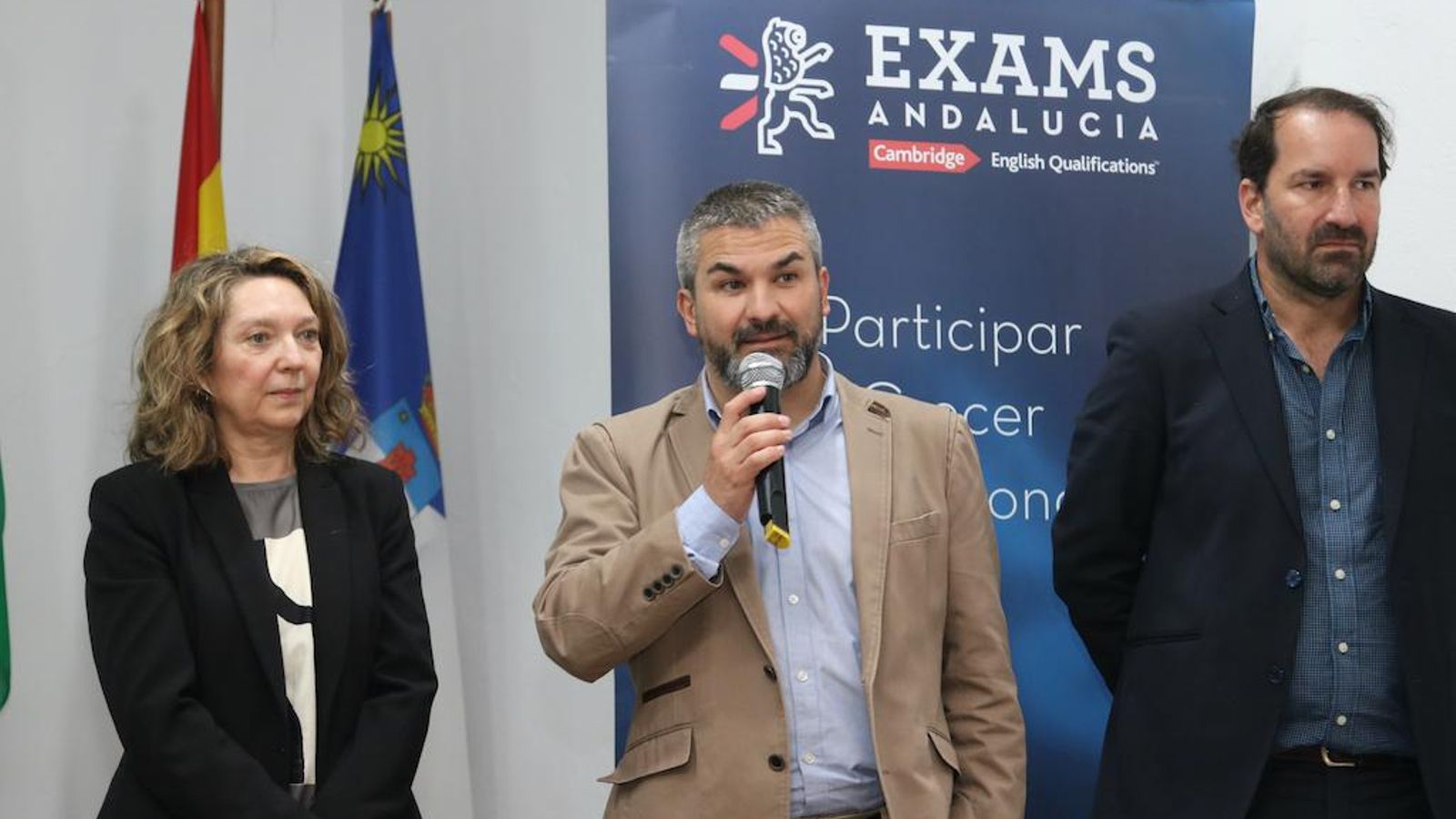 Al acto asistieron Alejandro del Nogal, Key Accounts Manager de Cambridge University Press & Assessment para Iberia, Abel Barranco, director de Comunicación y Márketing de Exams Andalucía, y Esther Castillo, ILT Consultant para Cambridge Assessment