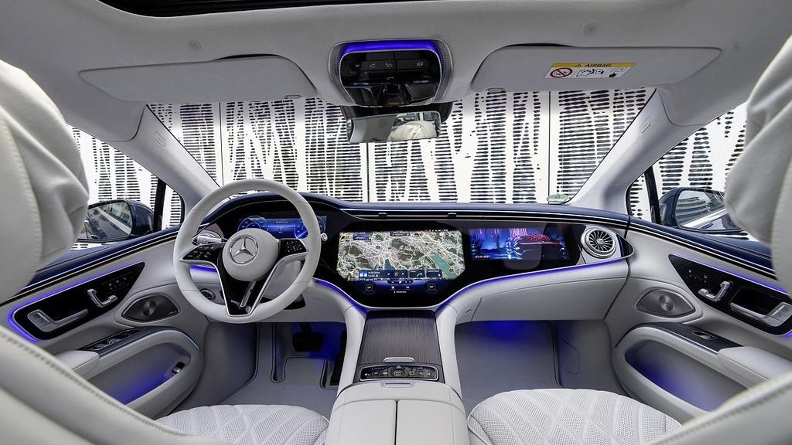 El MBUX Hiperscreen, la casi ausencia de mandos fuera de las pantallas, la iluminación ambiental o  la calidad de ajustes y materiales hacen del EQS un coche único.