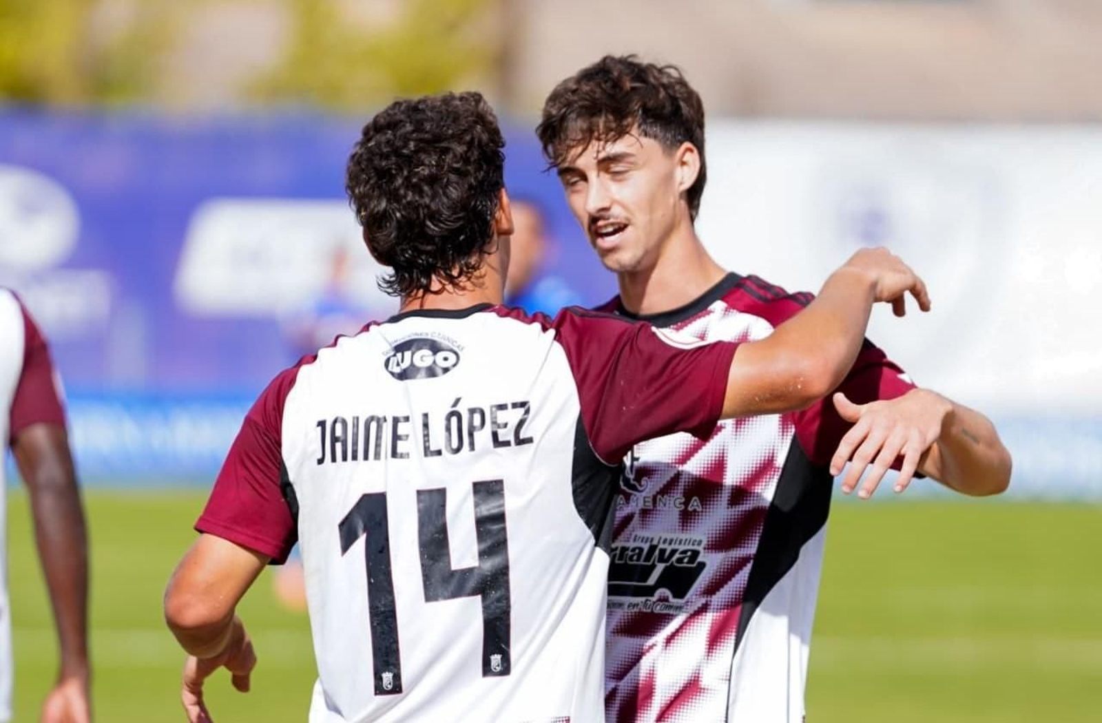 Leo Vázquez felicita a Jaime López tras el 1-2 en Linarejos. Leo Vázquez felicita a Jaime López tras el 1-2 en Linarejos.