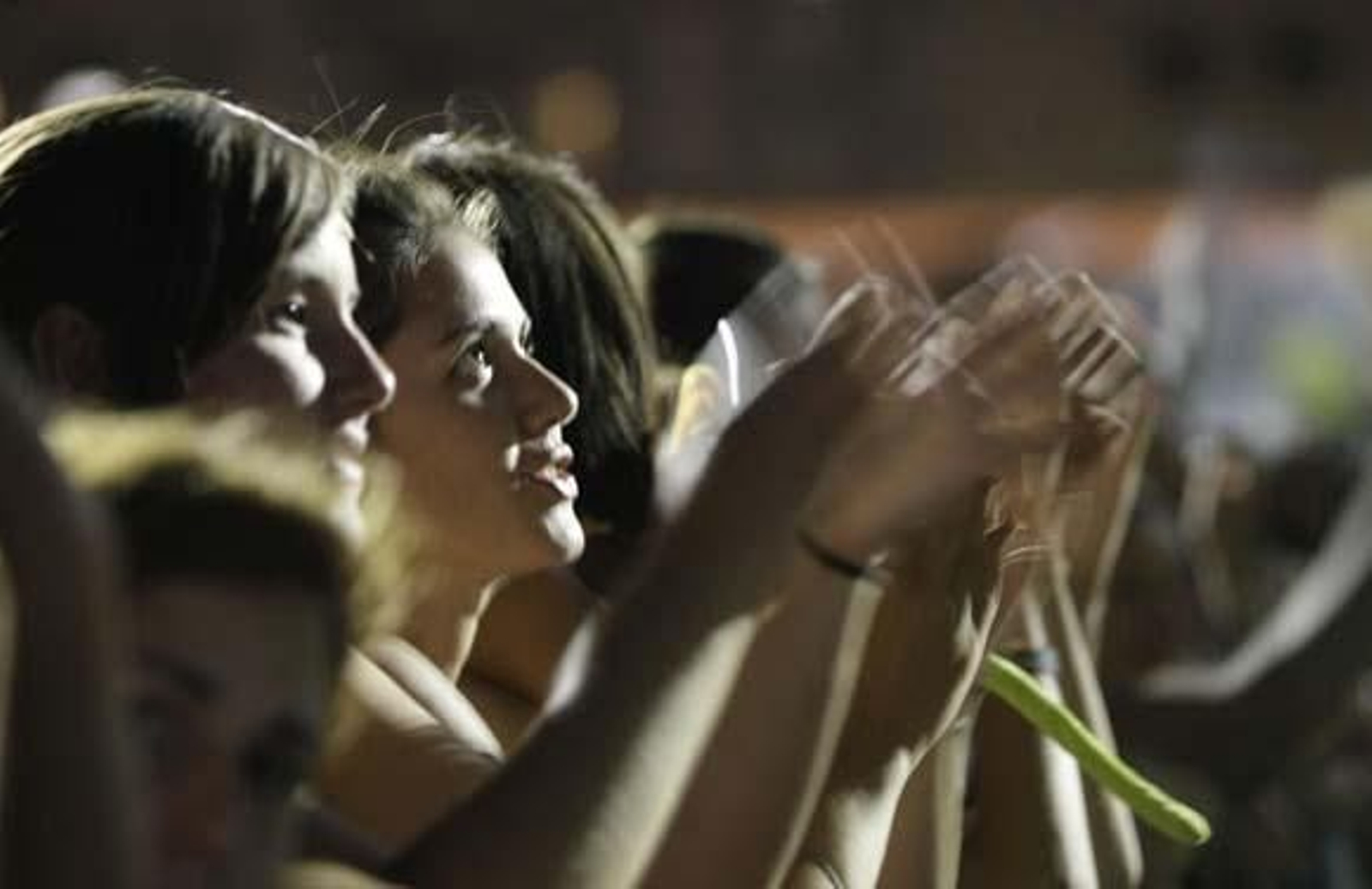 El cantante deleita a sus fans en la playa Victoria

Foto: Julio Gonzalez