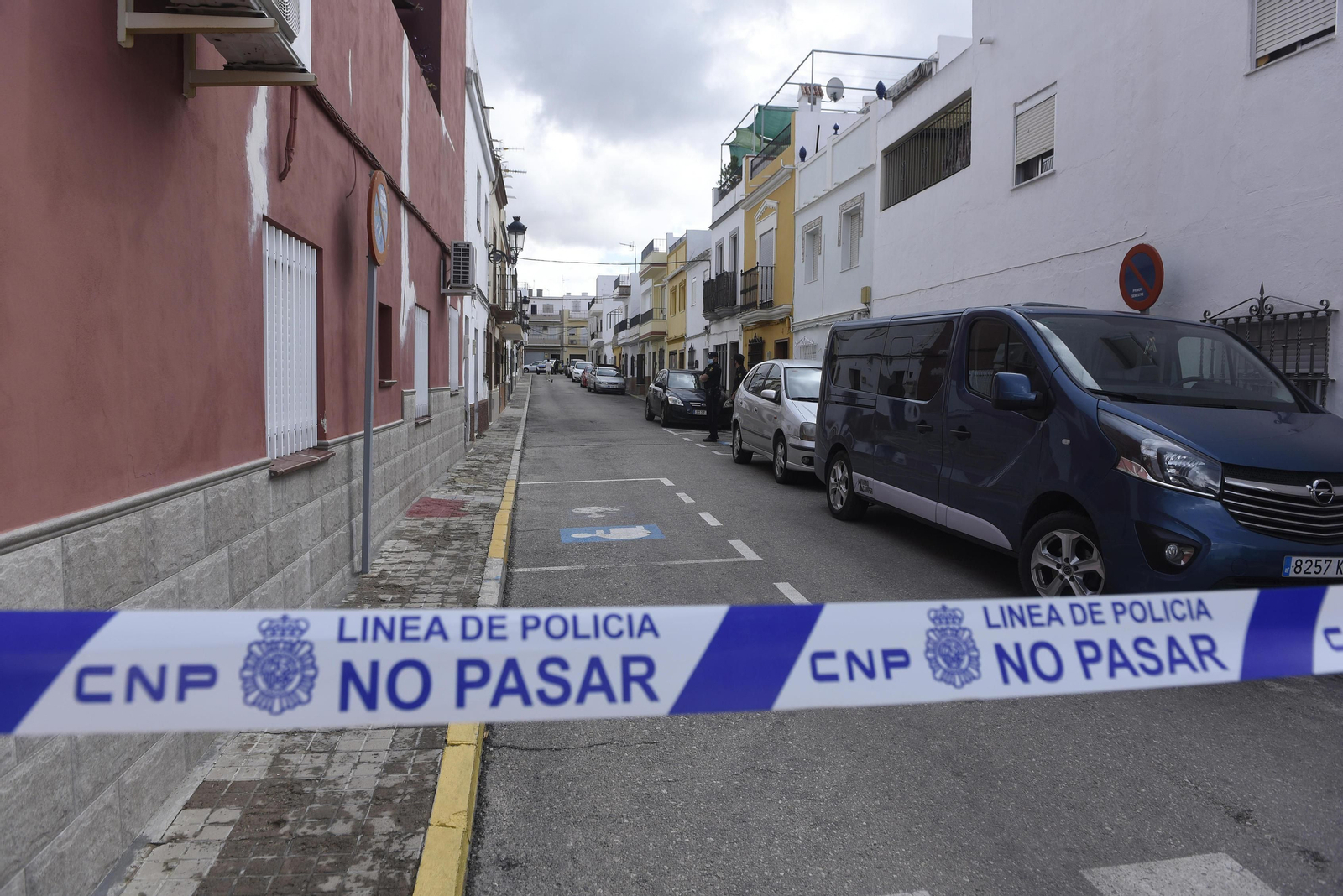 Cinta policial en la calle donde reside el menor desaparecido en Morón de la Frontera.
