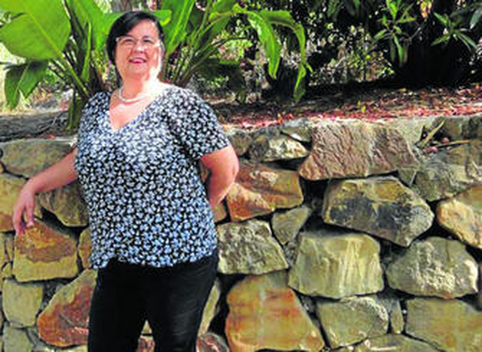 Lina Urbaneja, en un jardín de Marbella.