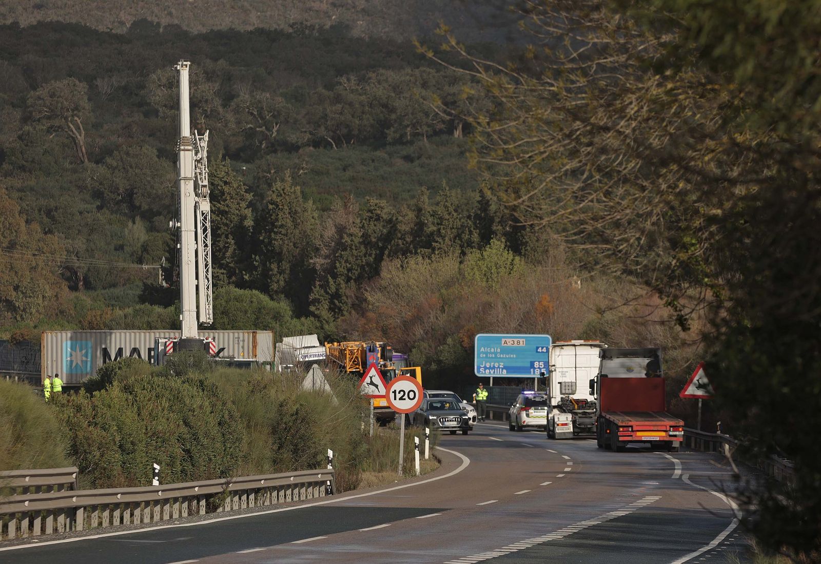 Fotos del camión accidentado en la A 381