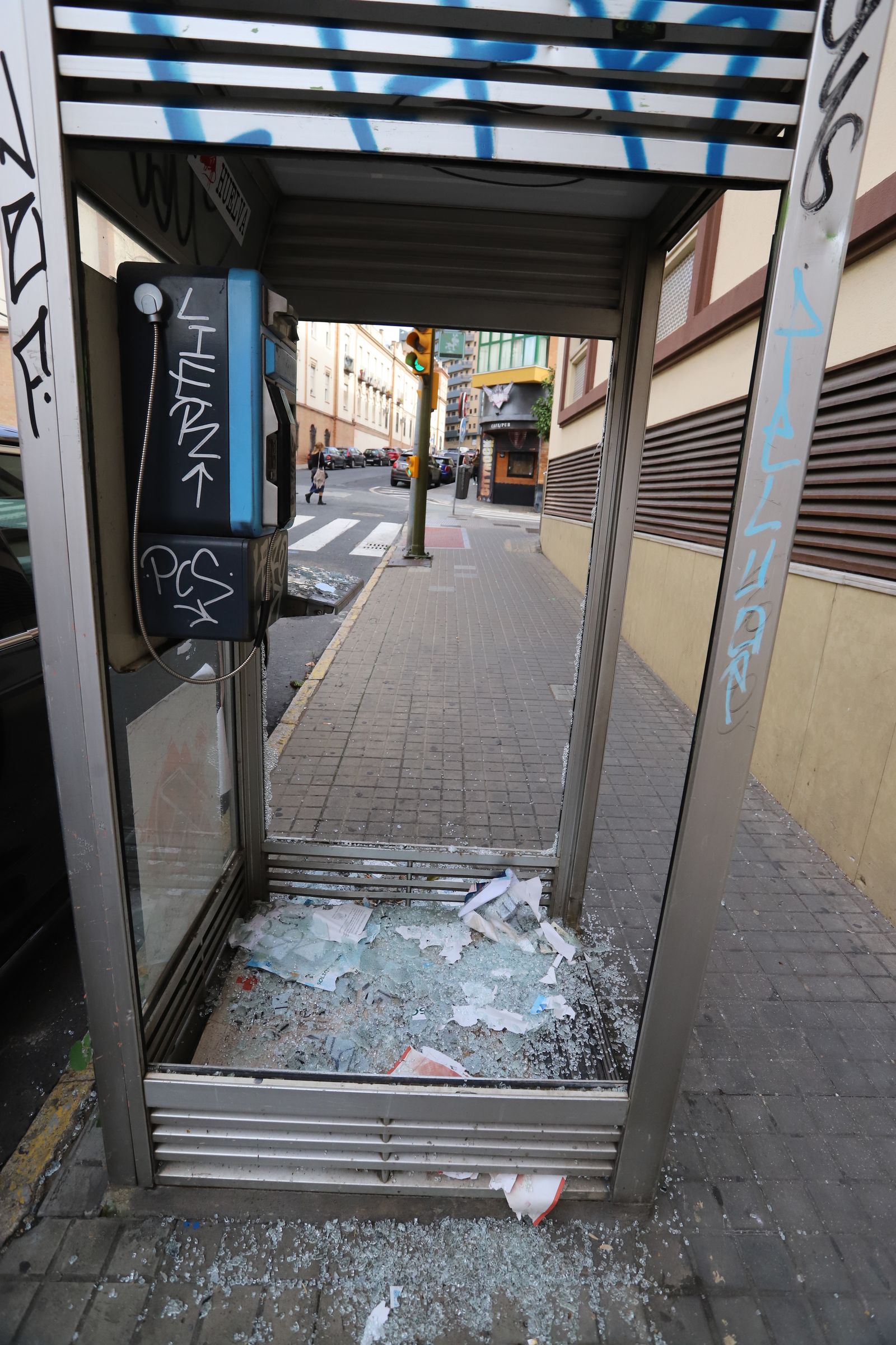 Imágenes de las consecuencias del vandalismo en la cabina telefónica del Paseo de Buenos Aires