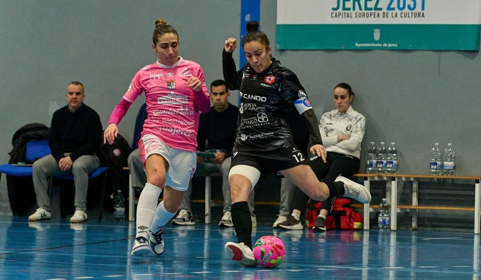 Amelia Romero presiona a Luisa Mayara en el partido de Copa de la Reina.