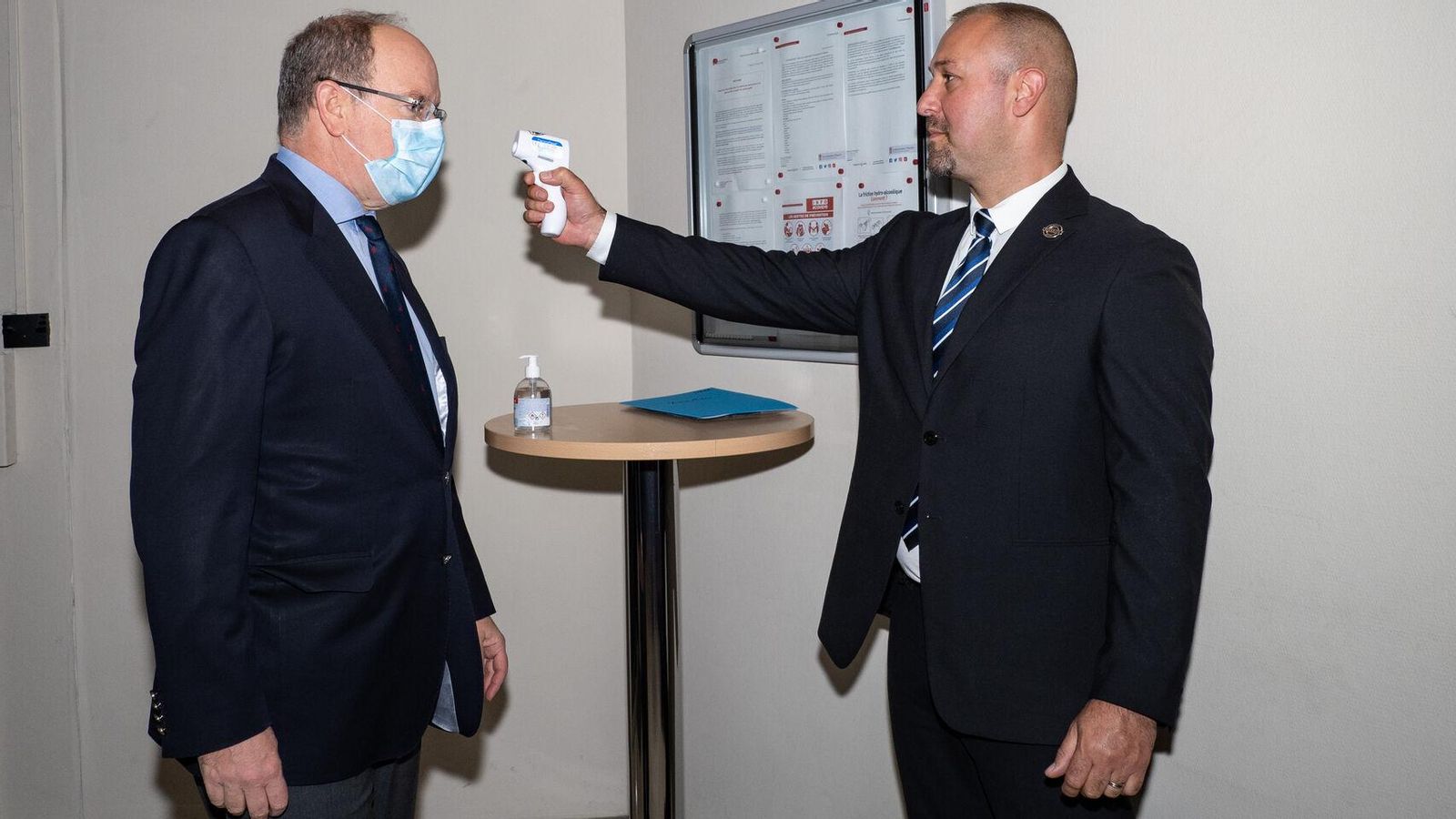 Toman la temperatura de Alberto de Mónaco en un centro de salud.