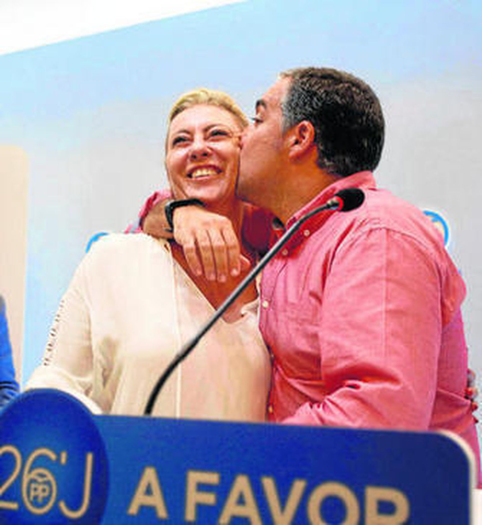 Elías Bendodo besa anoche a Carolina España.