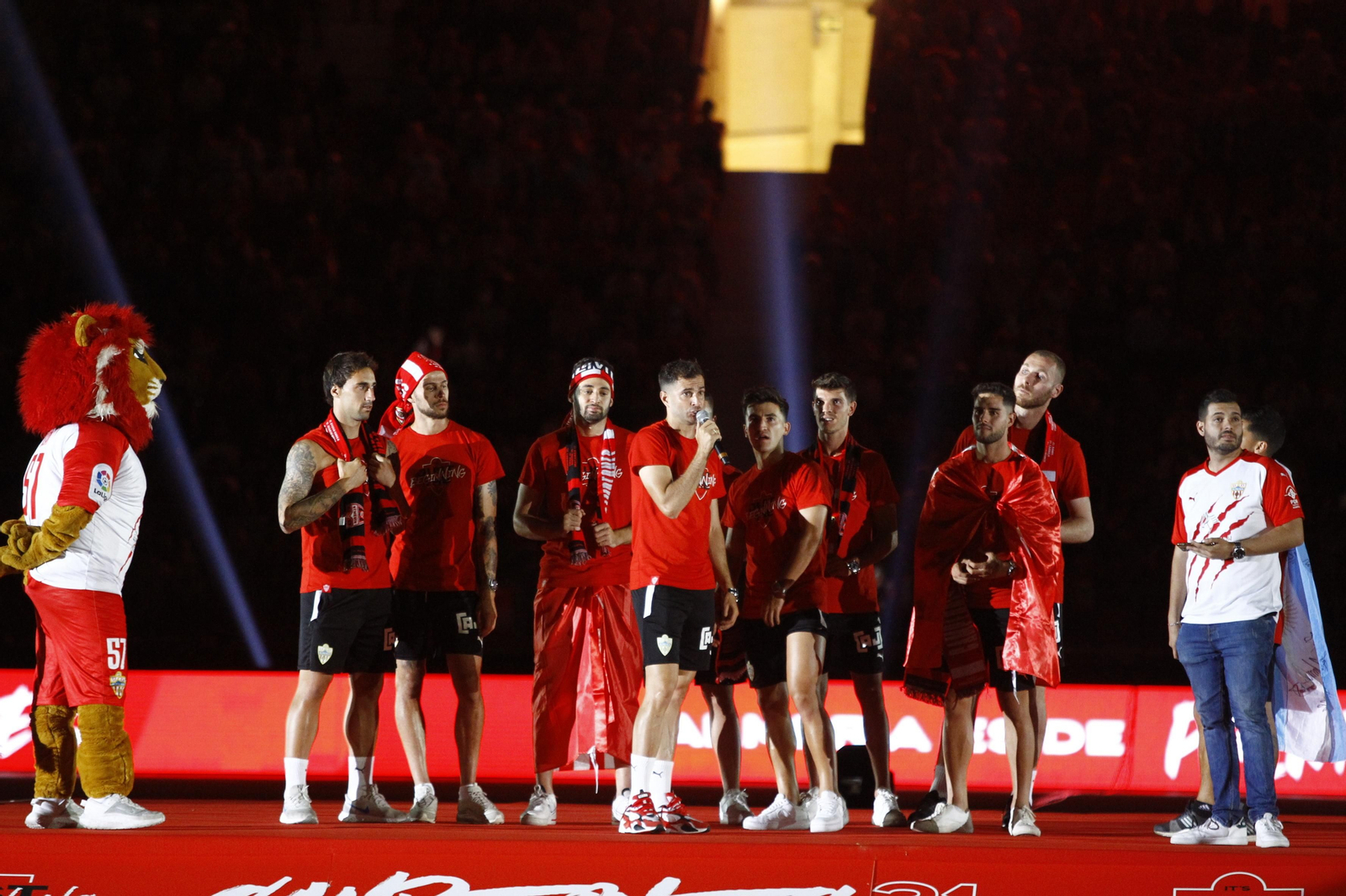 Las imágenes de la fiesta del ascenso de la U.D. Almería en el Estadio Mediterráneo.