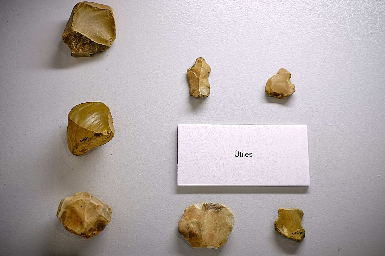Piezas de ‘Las otras piedras de La Caleta’ , exposición sobre la ocupación paleolítica en Cádiz.