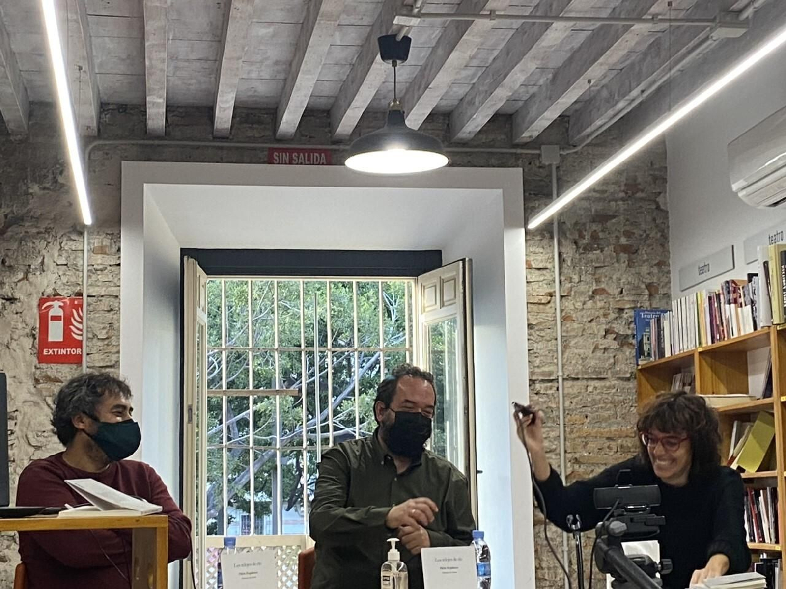 Pablo Bujalance, en el centro, durante la presentación del poemario en la Librería Luces.