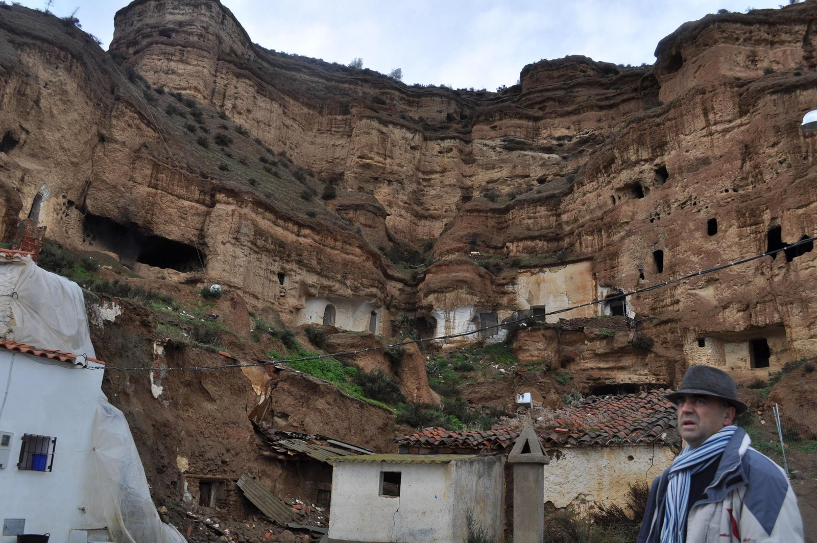 La familia vive en una casa-cueva en pésimas condiciones de habitabilidad.