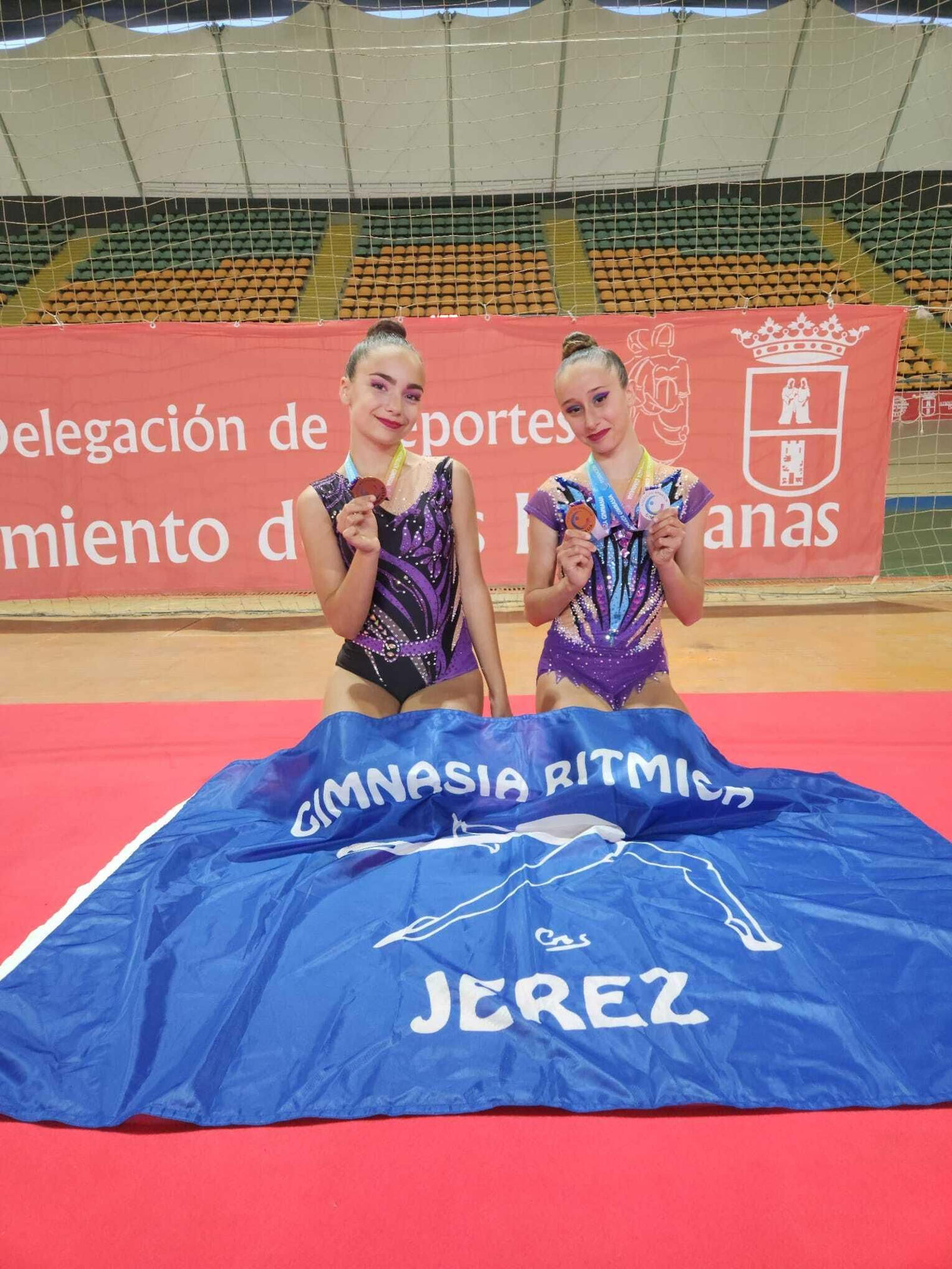 Dos gimnastas jerezanas muestran orgullosas sus preseas.