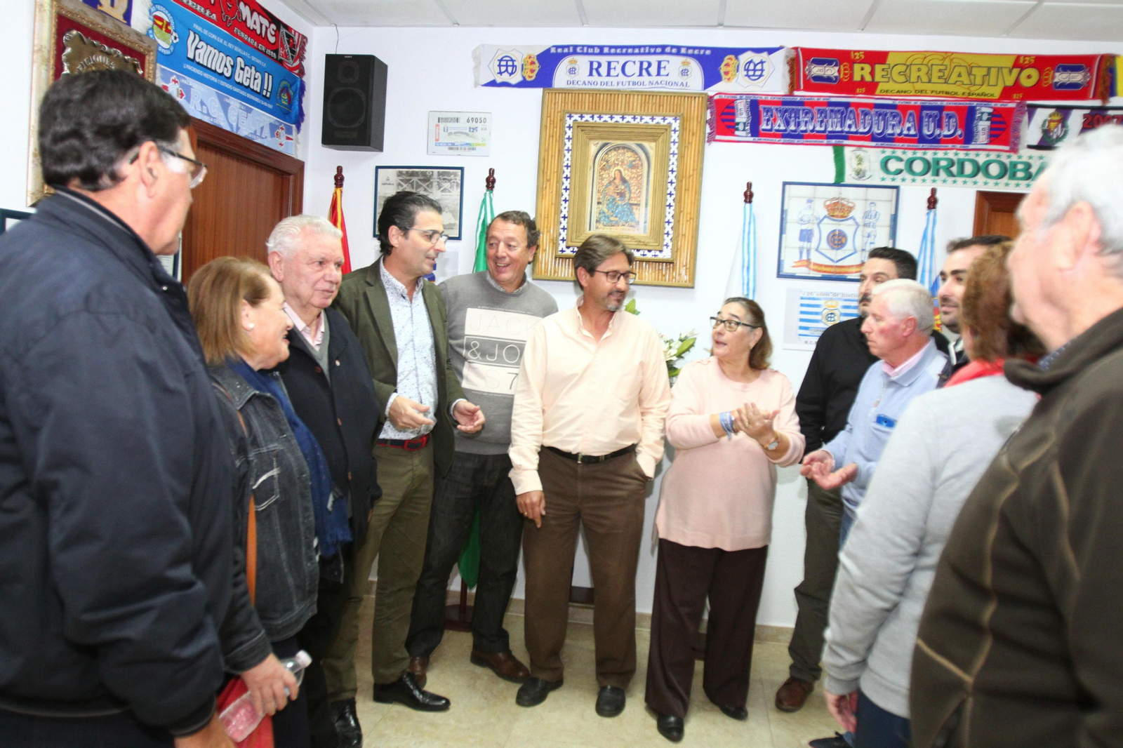 Miembros de la Federación de Peñas antes de la reunión celebrada ayer.