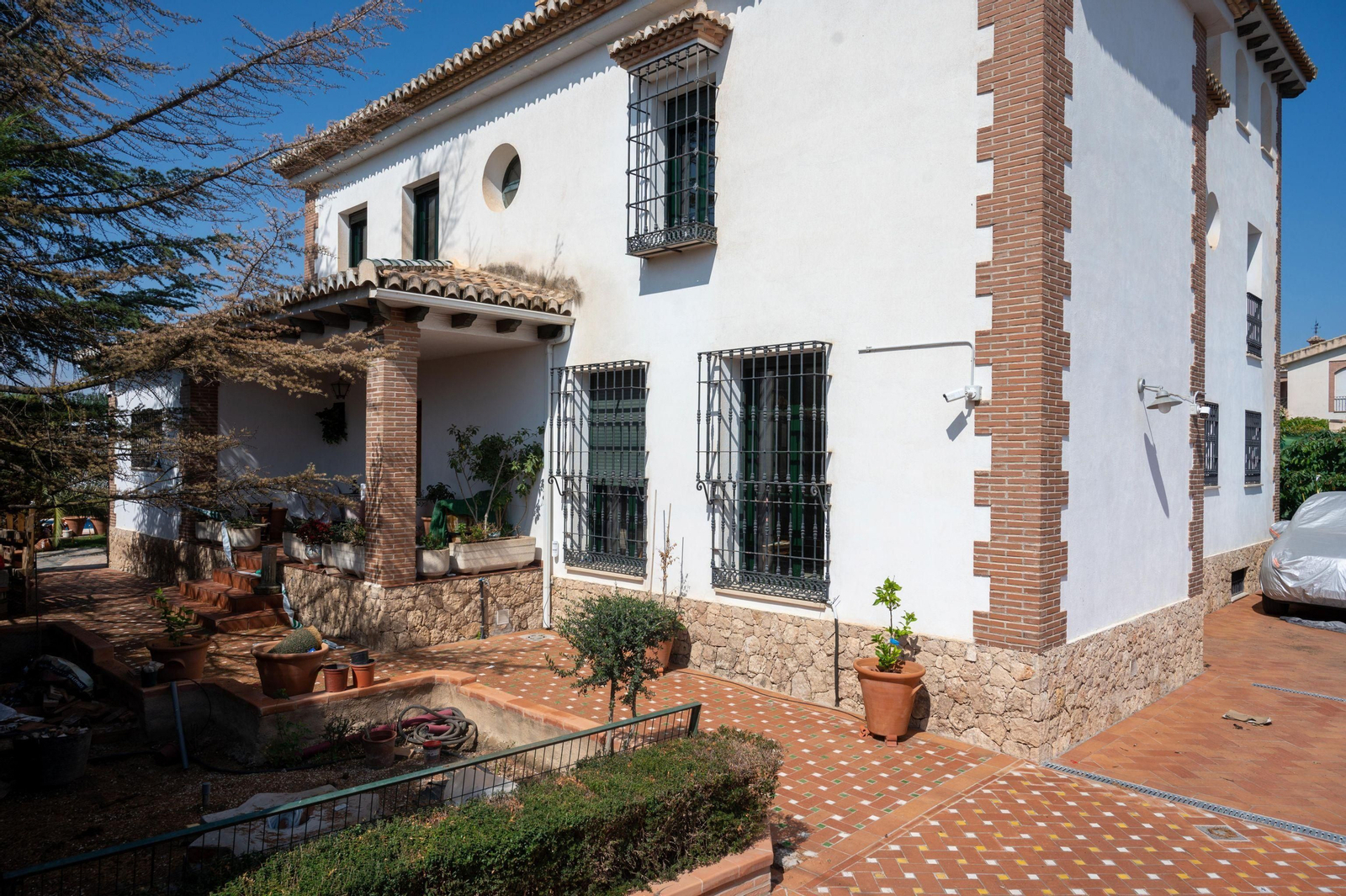 Investigan el asesinato de la mujer embarazada y de su hijo de 3 años en Las Gabias, en imágenes