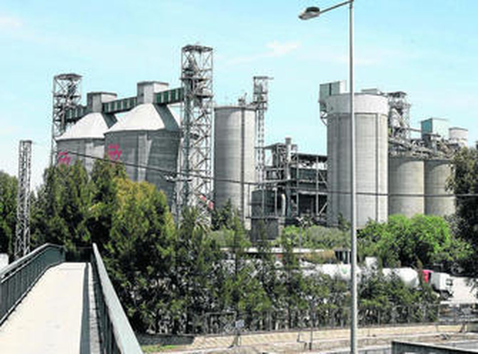 Panorámica de la cementera de Alcalá de Guadaíra.