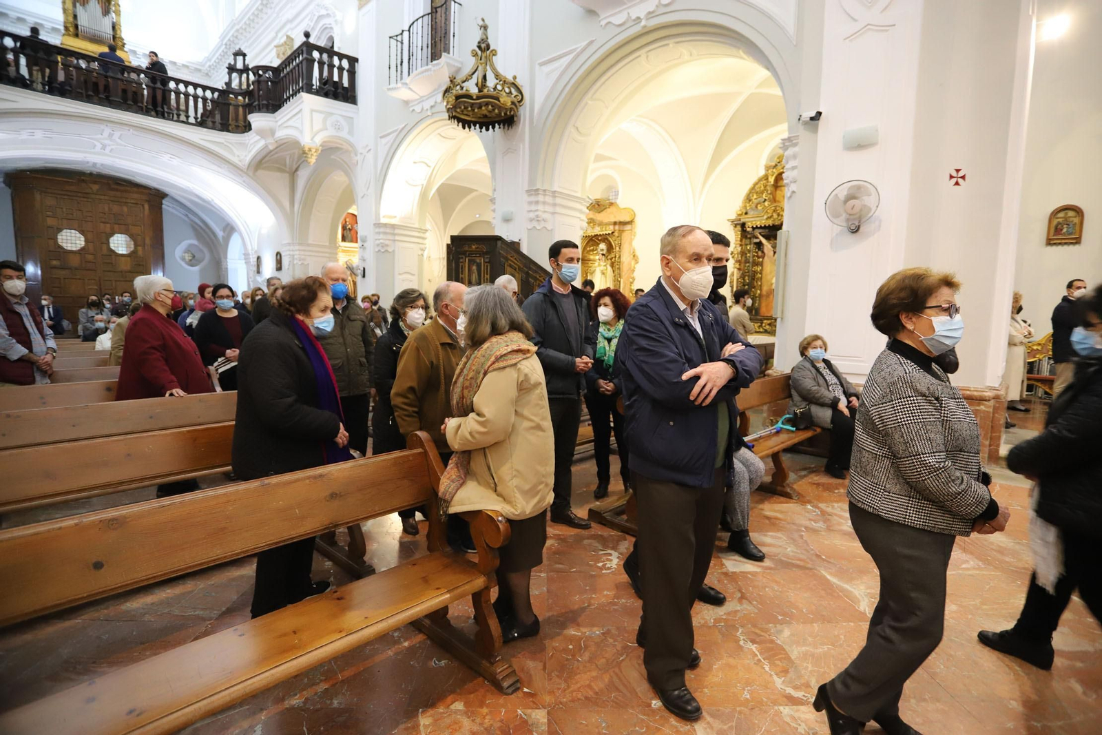 Imágenes de la imposición de cenizas en el inicio de la Cuaresma en la Catedral de Huelva
