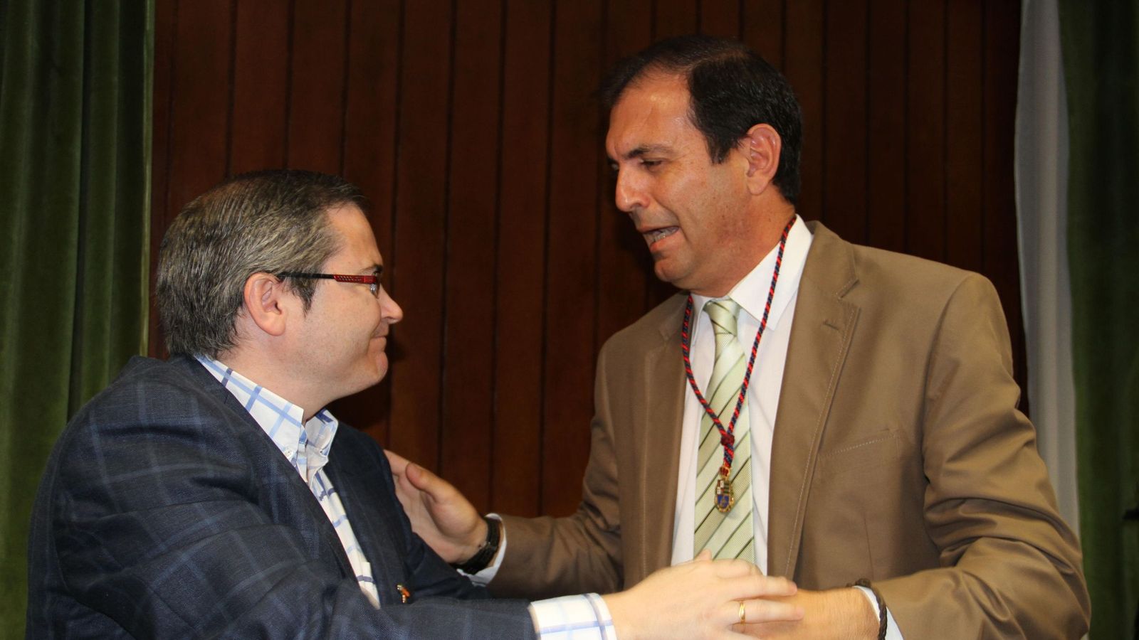 Julio Toscano (PP) y Arsenio Cordero (PSOE) se saludan tras la investidura del primero.