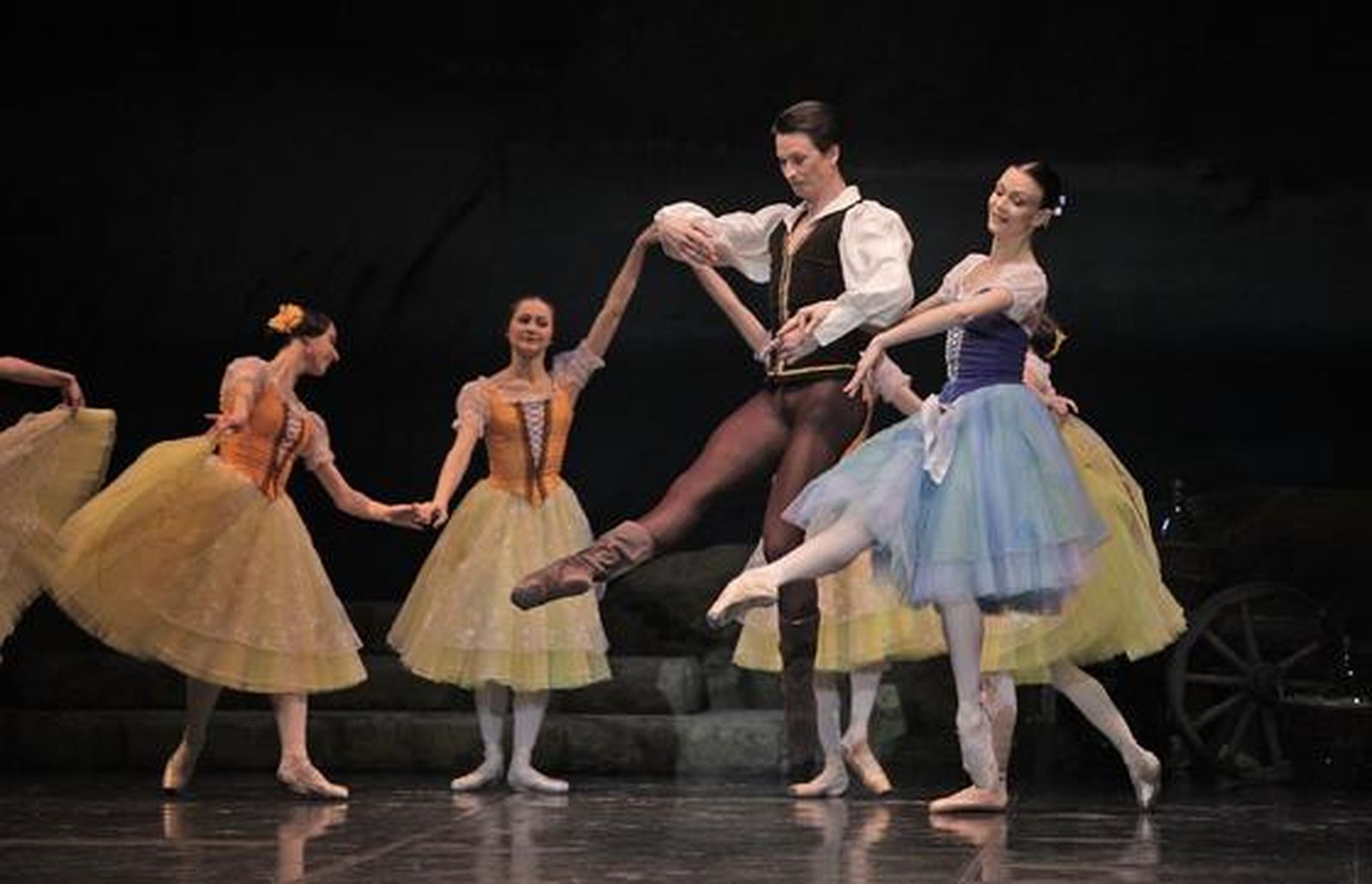 Imágenes de 'Giselle' en el Teatro de la Maestranza. / Antonio Pizarro