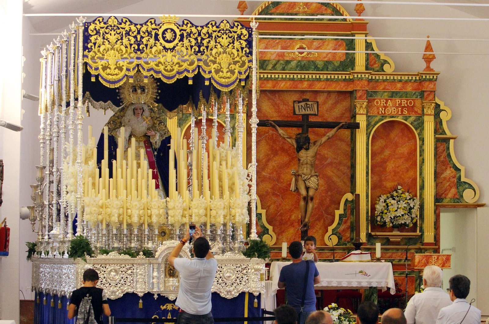Nuestra Señora de los Dolores en su paso de palio y el Cristo de la Sagrada Lanzada en el altar mayor, ayer en su parroquia. Nuestra Señora de los Dolores en su paso de palio y el Cristo de la Sagrada Lanzada en el altar mayor, ayer en su parroquia.