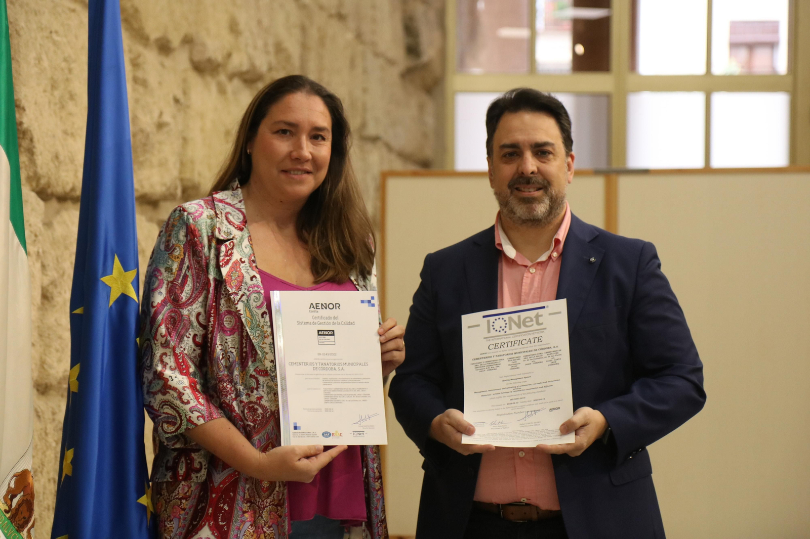 Representantes municipales con el certificado Aenor.