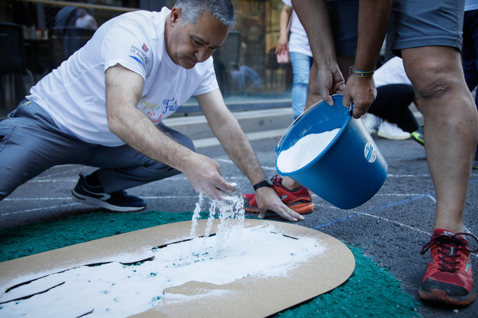 Así es la alfombra de serrín de 60 metros en el Paseo de Almería, en imágenes.