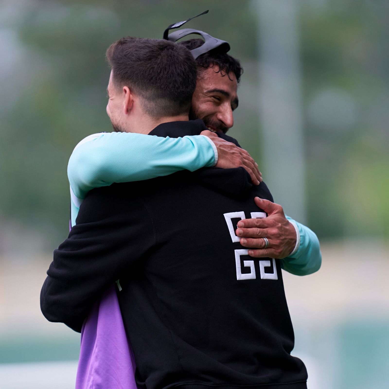 Álex Moreno y Fekir se funden en un abrazo.