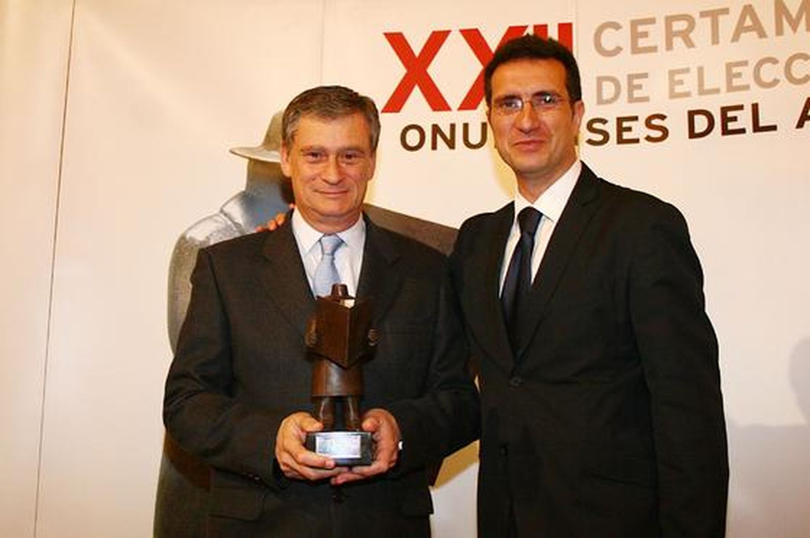 Jesús Contreras posa con el premio individual en la categoría Mundo Empresarial junto a Javier Chaparro, director de Huelva Información.

Foto: Alberto Dominguez