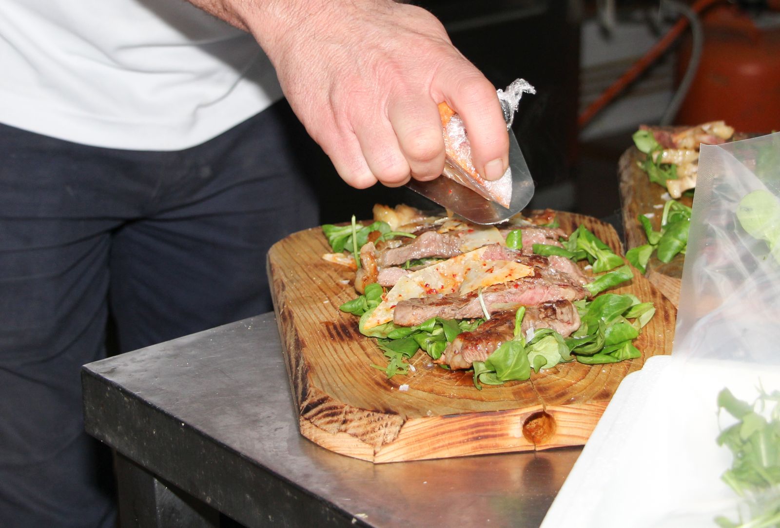 Uno de los participantes prepara su plato para que lo deguste el jurado.