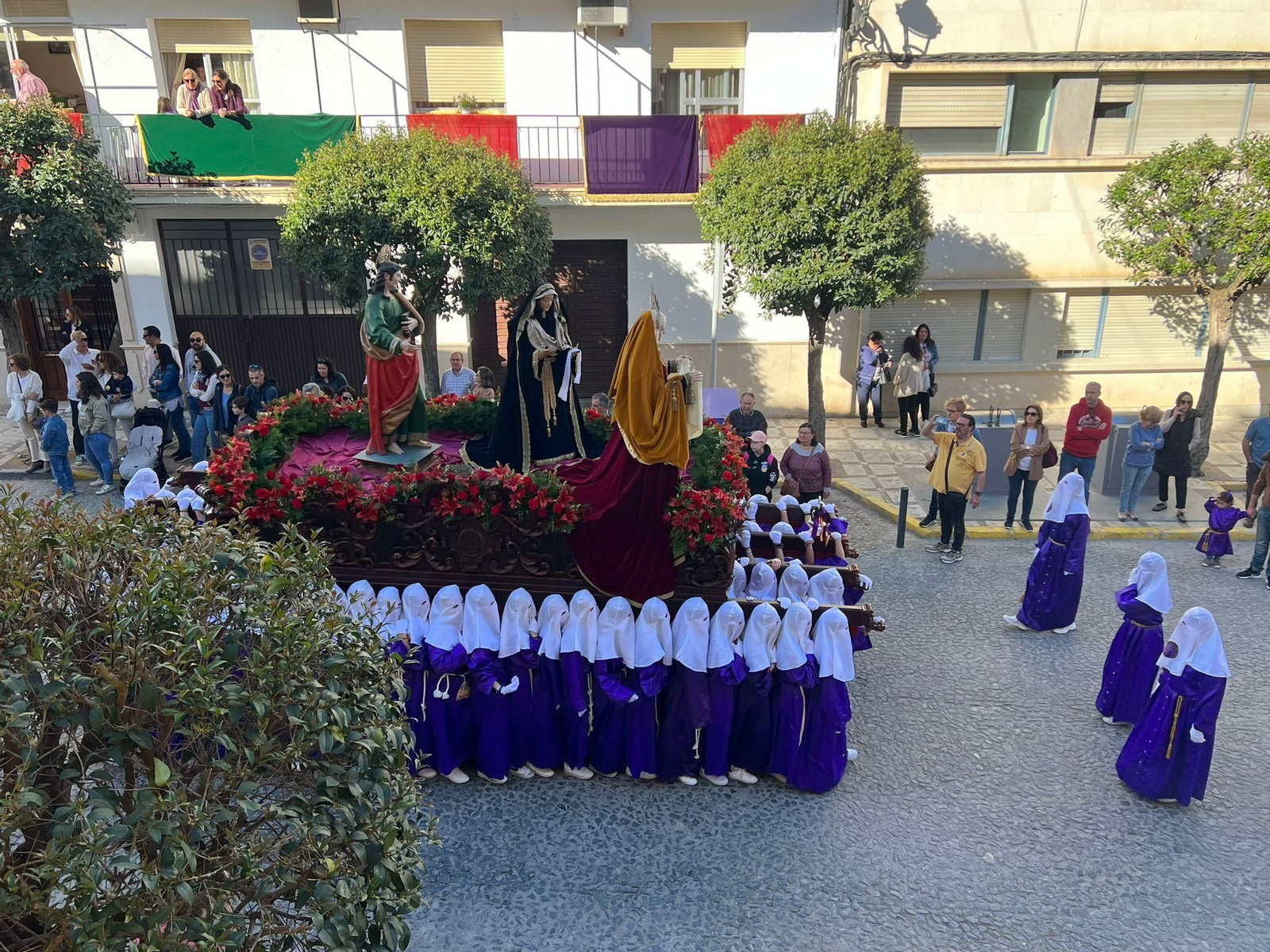 Viernes Santo en Priego de Córdoba: la subida al Calvario del Nazareno, en imágenes