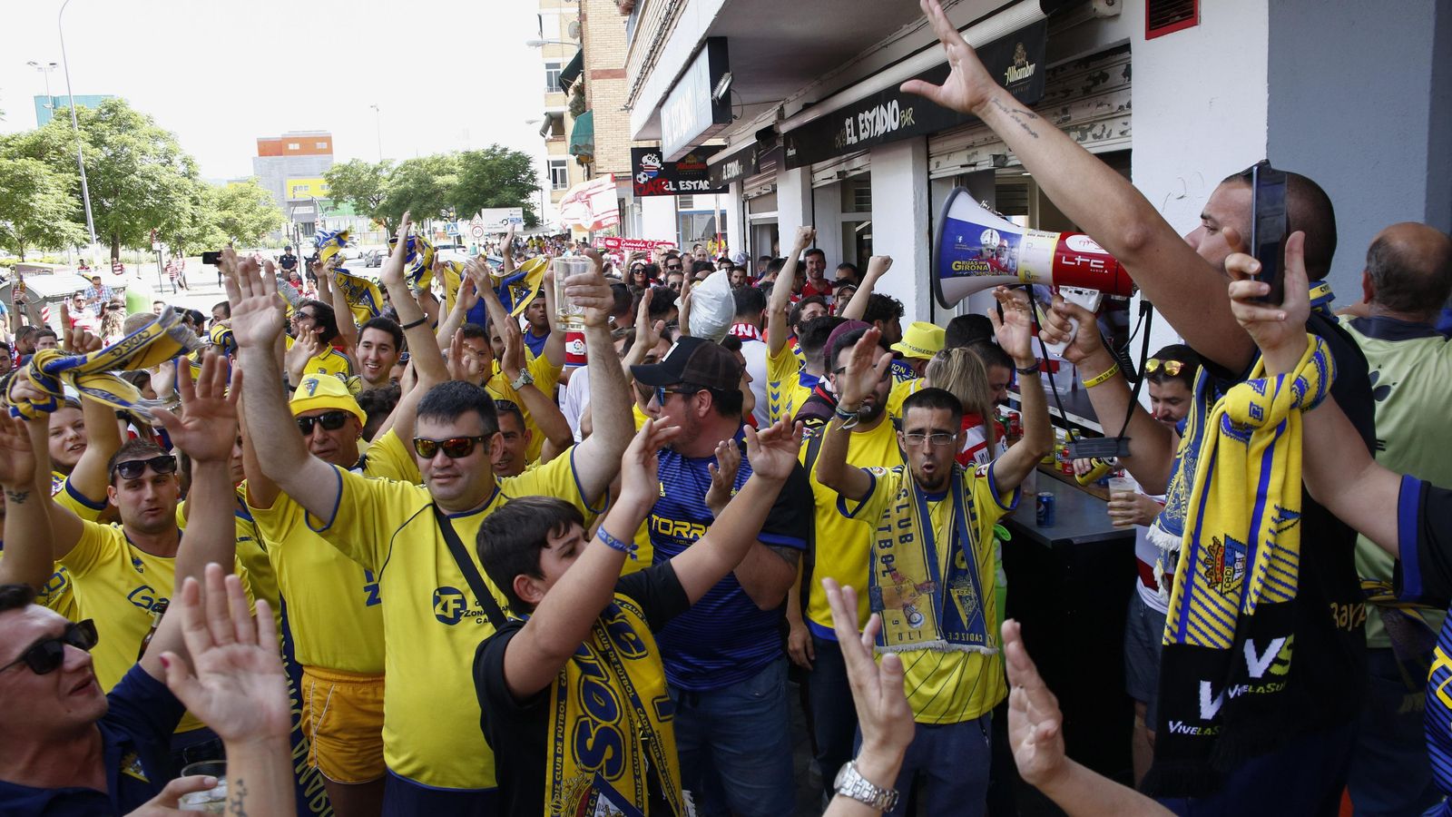 Los aficionados del Cádiz también dieron colorido en las calles del Zaidín.