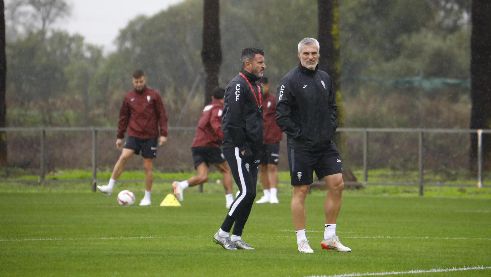 Iván Ania dialoga con César Negredo durante un entrenamiento. Iván Ania dialoga con César Negredo durante un entrenamiento.