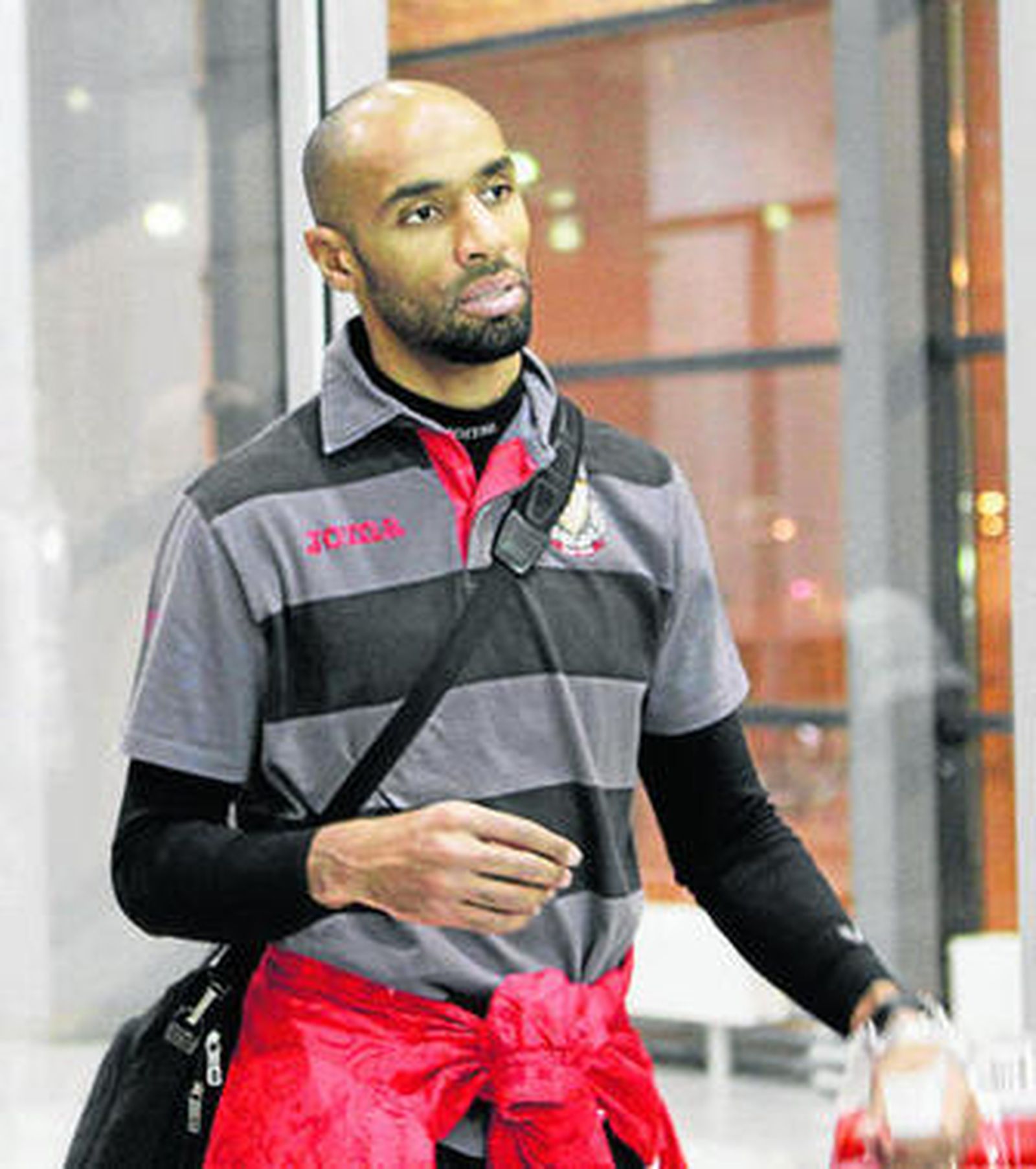 Kanoute, solitario, en el regreso de Moscú.