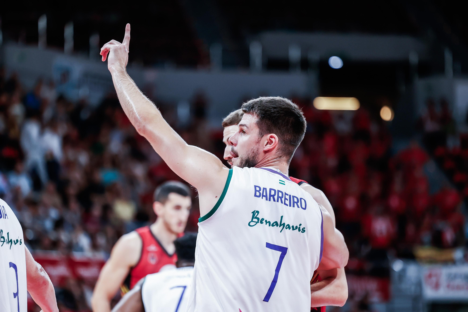 Jonathan Barreiro gesticula durante el partido.