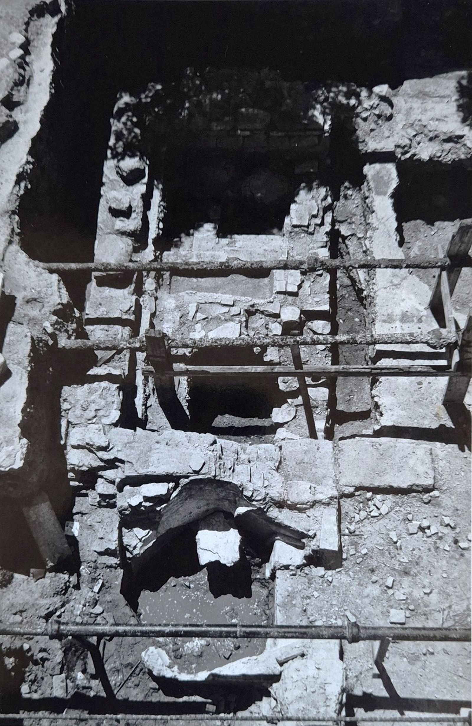 Visión vertical del sector principal, que incluye la piscina bautismal (abajo)