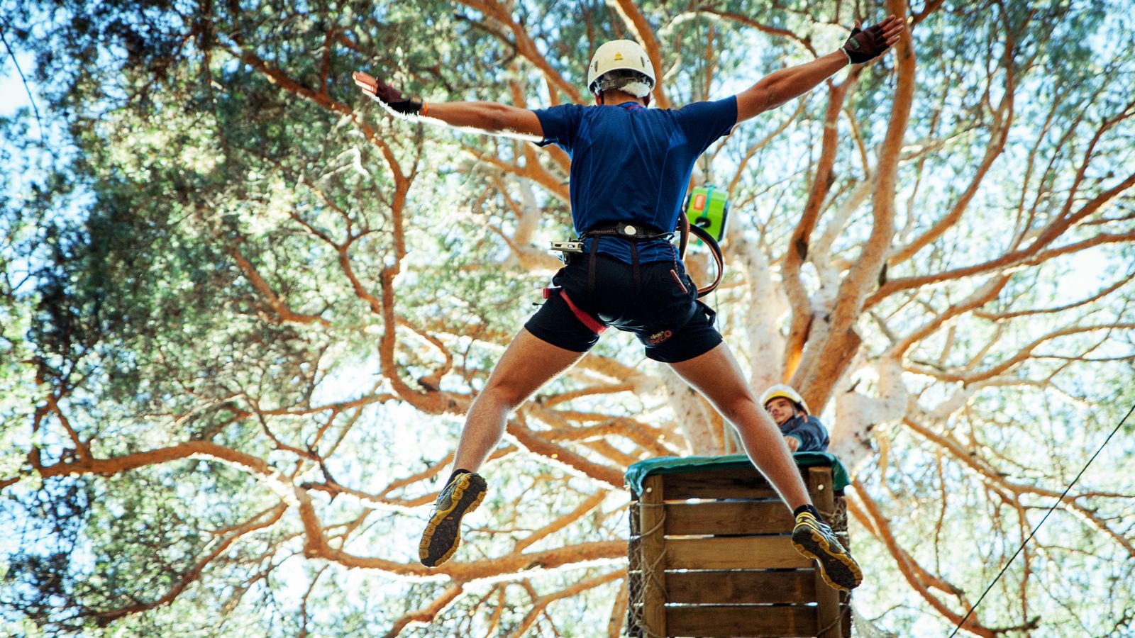 Saltar de un árbol el día de tu cumpleaños. De algún modo nos tenemos que sentir vivos.