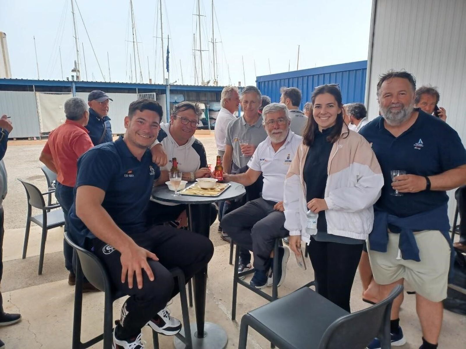 Miguel Espinosa, Vicente Zaragozí, Julio Gónzalez, Jesus Domínguez y Laura Espinosa, durante la comida marinera.
