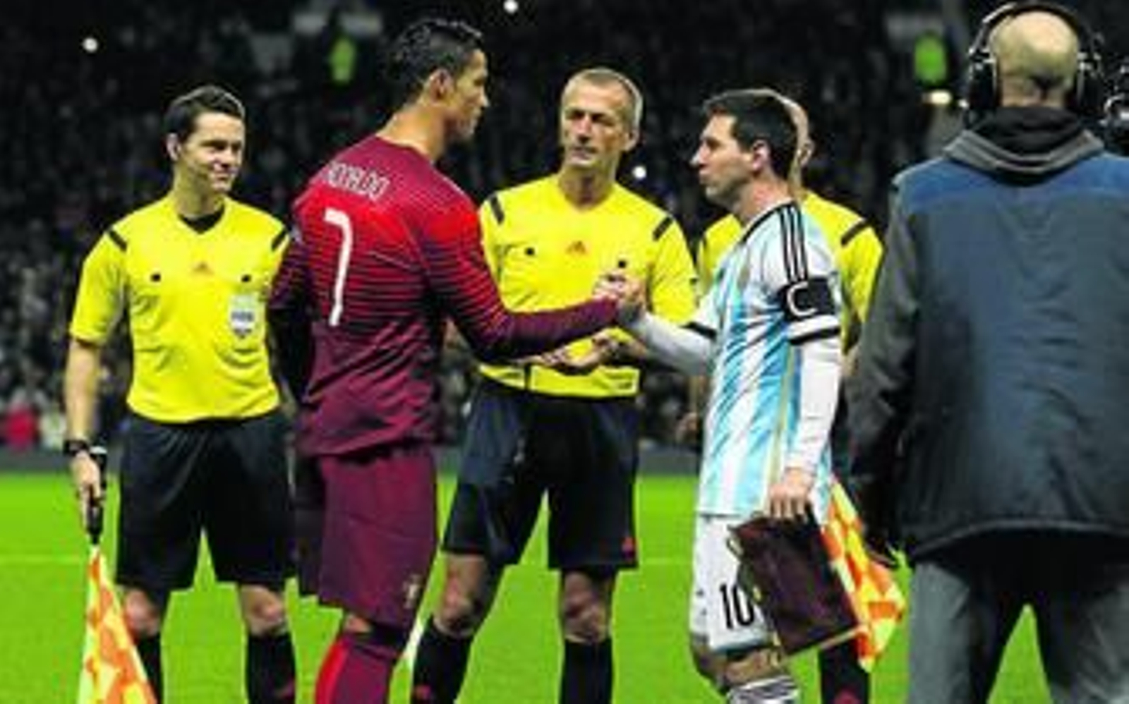 Messi y Cristiano se saludan antes del reciente amistoso entre Argentina y Portugal. Abajo, Neuer.