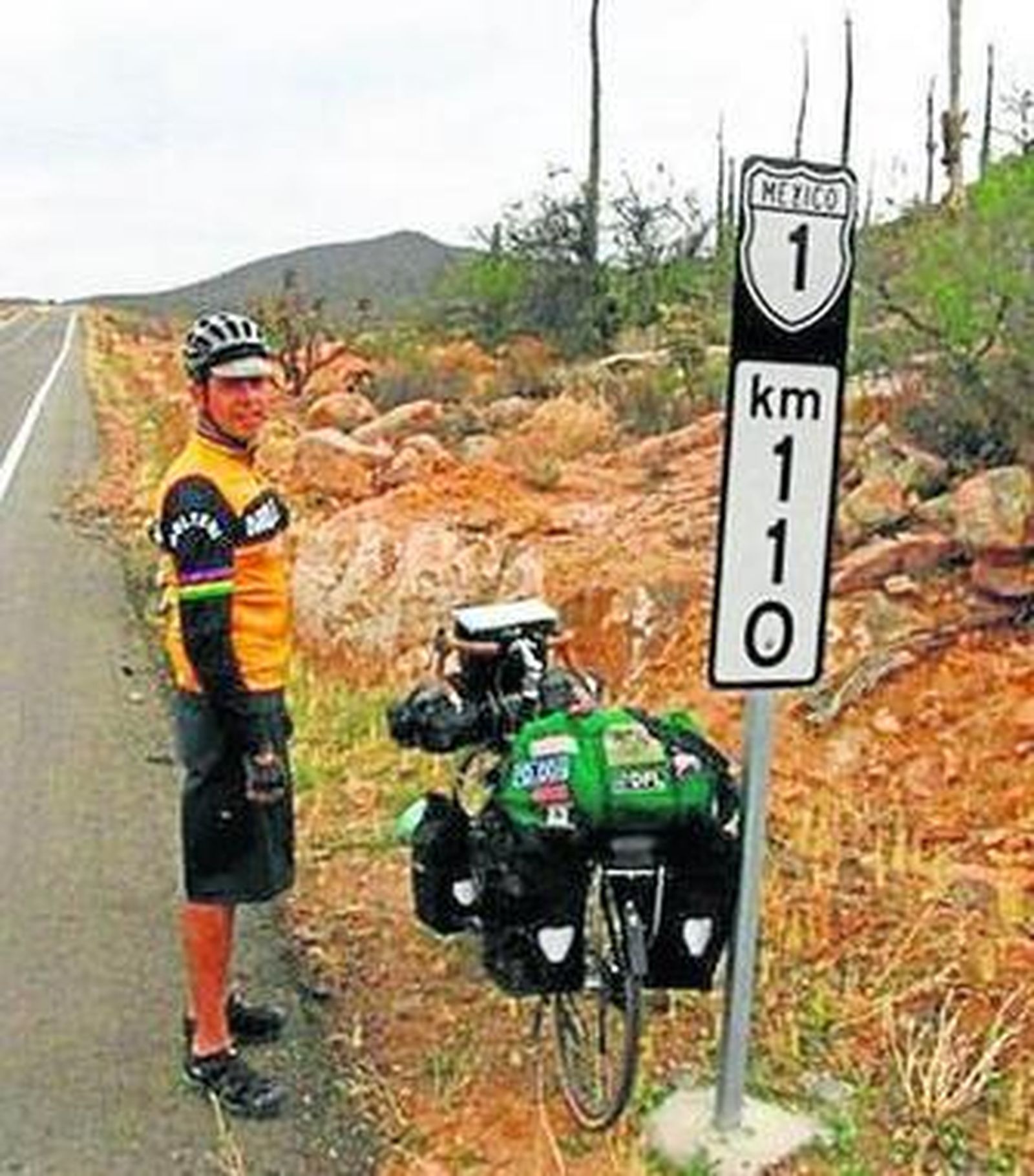 Joaquín Sánchez, trabajando con su bicicleta en México.
