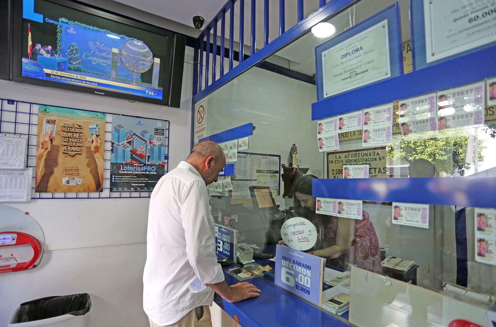 Un hombre adquiere lotería en una administración