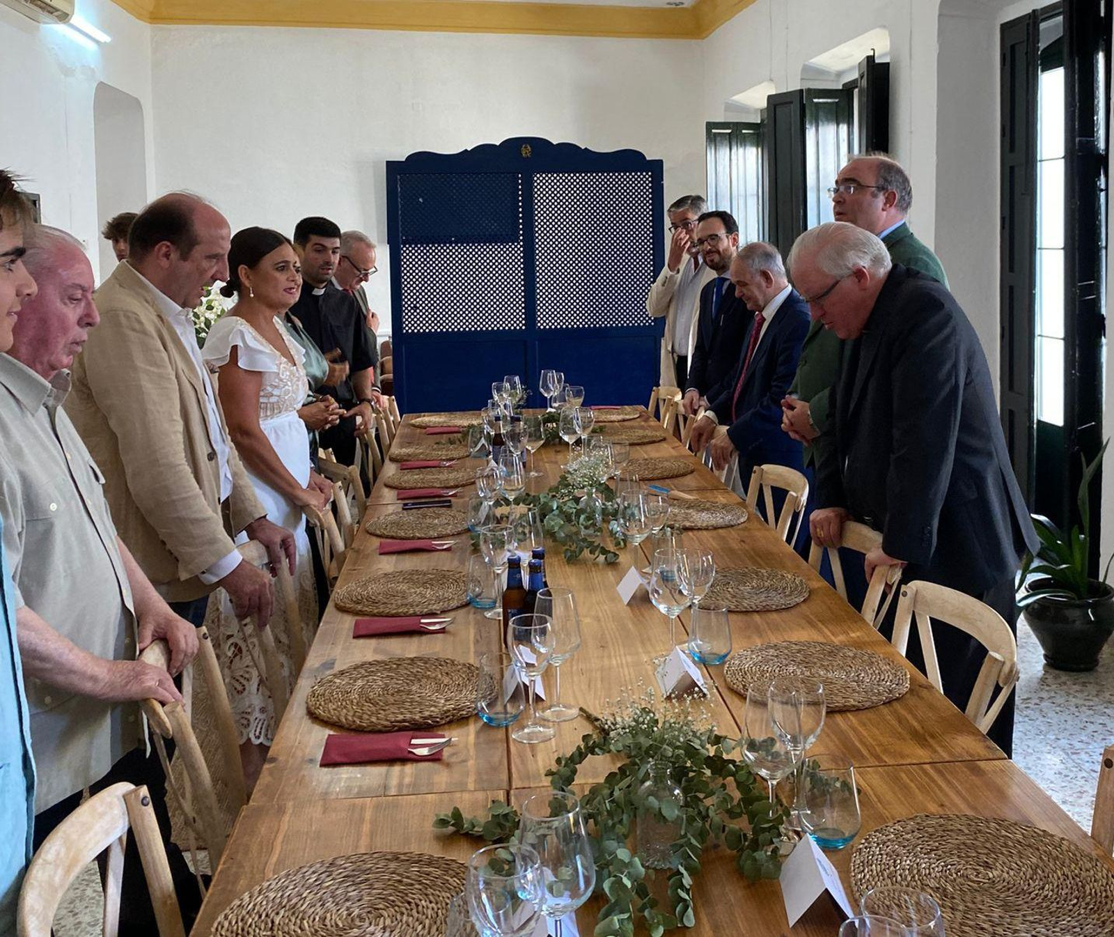 El arzobispo bendice la mesa momentos antes del almuerzo celebrado en el Casino de Cazalla.