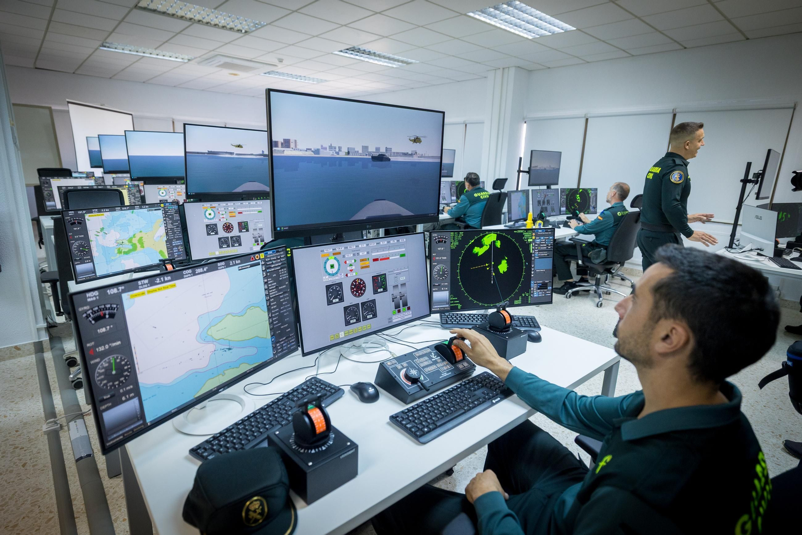 Las imágenes de la visita del Rey a la Guardia Civil de Cádiz