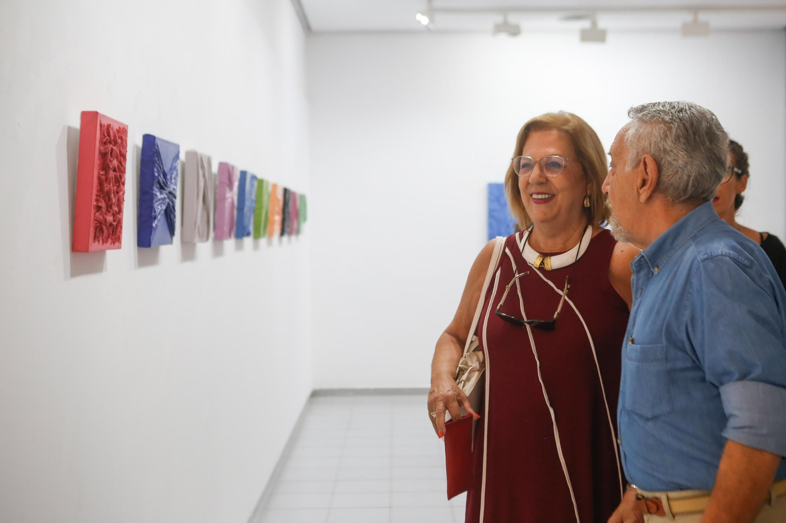 Las fotos de la exposición El mundo de Ara de Feli Muñoz en la sala Cajasur de Algeciras