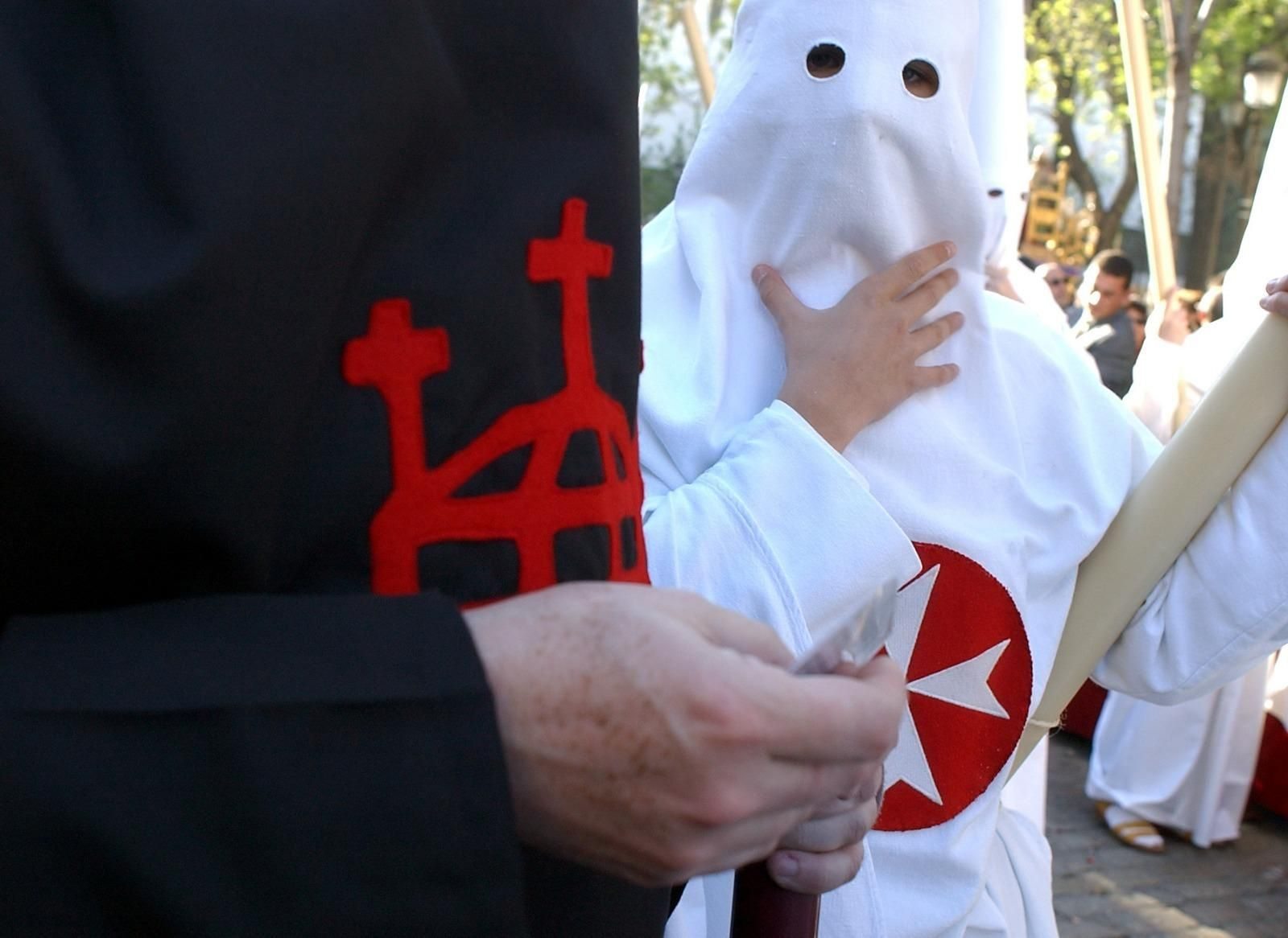 Nazarenos durante la procesión del Santo Entierro Grande de 2004