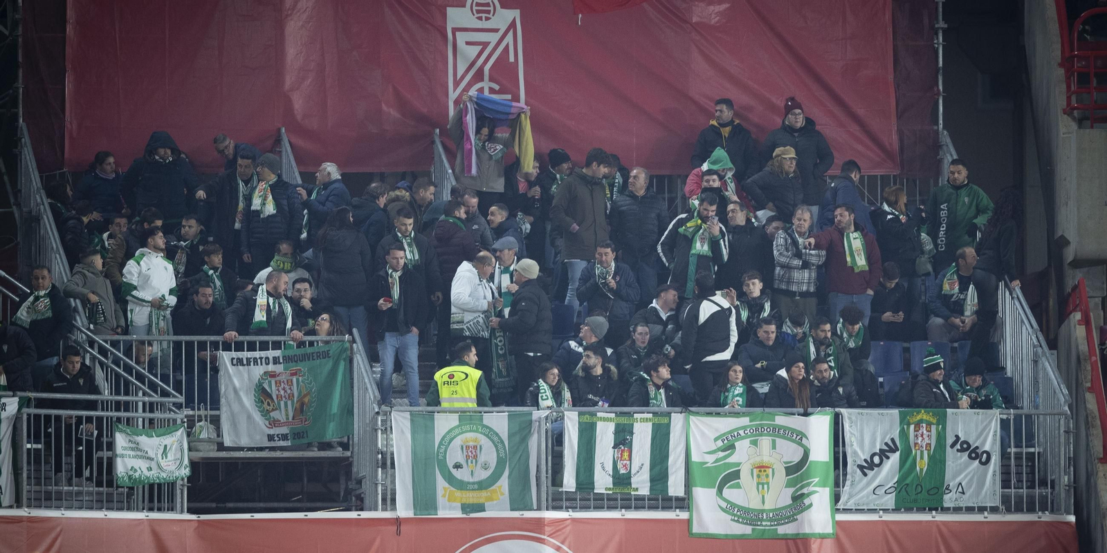 Aficionados del Córdoba CF en Los Cármenes en el derbi andaluz ante el Granada.