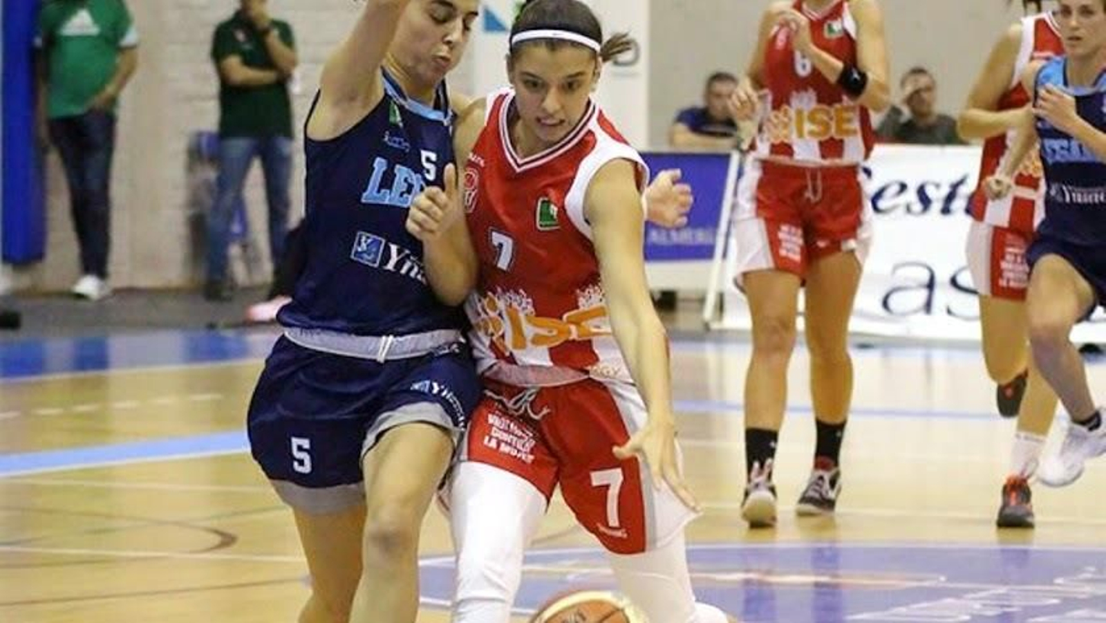 María González (d), durante un partido con el IES Almería