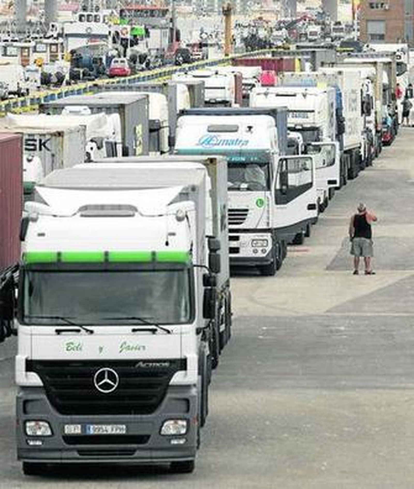 Una fila de camiones en el puerto, durante una jornada de huelga.