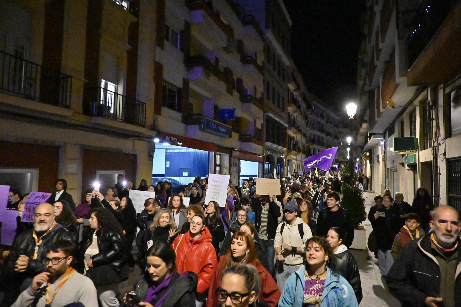 Imágenes de la manifestación con motivo del 25N en Huelva