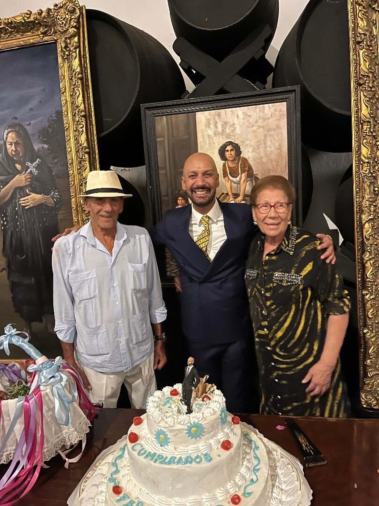 Fernando Soto con sus padres, Juan Soto y Ramona Valencia, ante la tarta de cumpleaños.